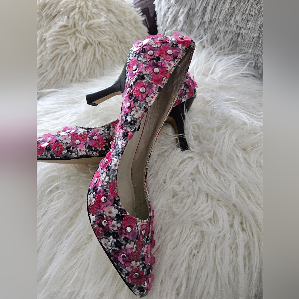 Super cute MOJO moxie multicolored pink and grey flower pumps
